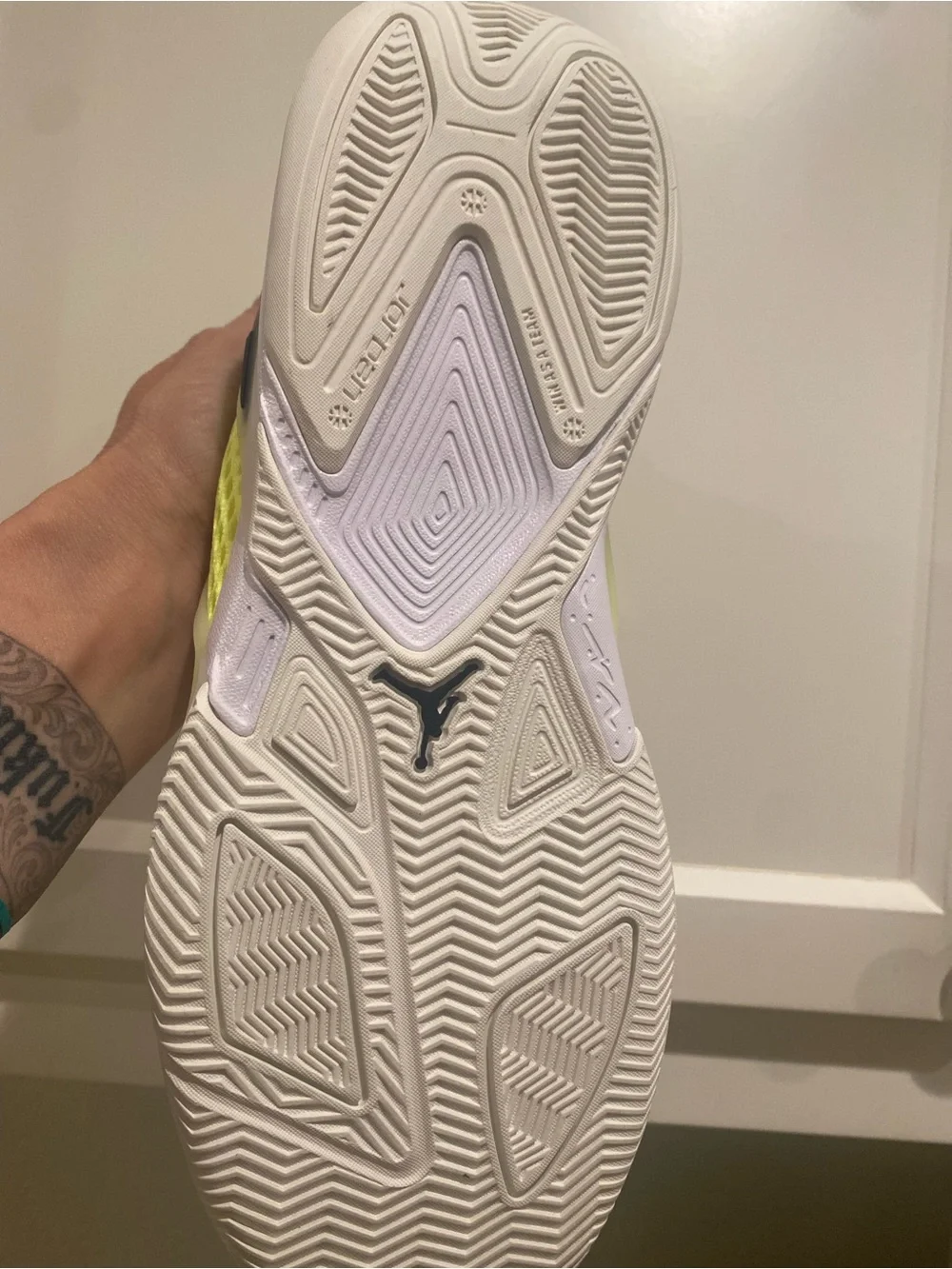 Jordan Men’s White & Neon Yellow Low-Top Heir. NWT Sz 9 Never worn MSRP $110